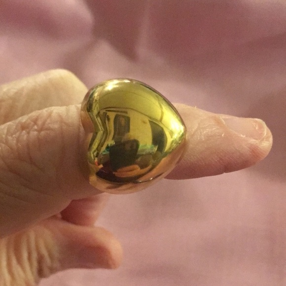 Britho Heart Ring size 6 Goldtone (Z) - Picture 1 of 4